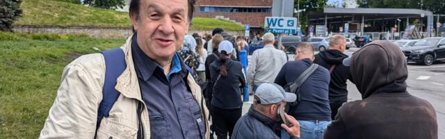 «Нарвская газета» поинтересовалась у стоящих к нарвскому погранпункту, почему они не выбрали другой путь в РФ?