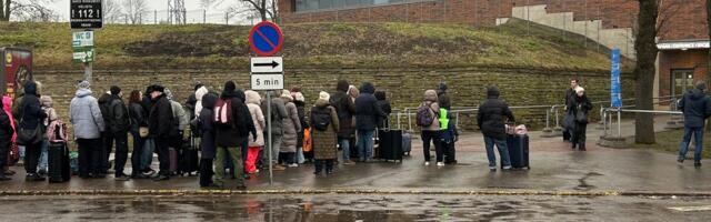 ФОТОФАКТ | „Заняли очередь в пять утра“: как быстро люди проходят границу в Нарве?