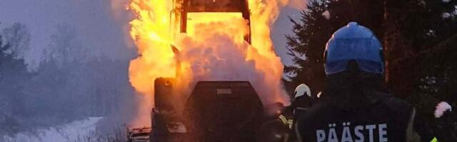 ФОТО | В лесу вспыхнул сильный пожар: спасатели три часа тушили трактор