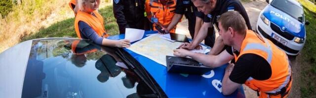 В Ида-Вирумаа пограничный патруль на лодке с помощью сирен вывел из леса двух грибников