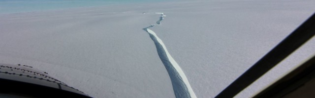 От ледника в Антарктиде откололся айсберг размером с Петербург или три Вильнюса