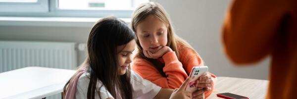 Мобильные телефоны в школах будут запрещены вплоть до 9-го класса