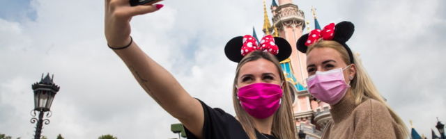 В Париже открылись Диснейленд и Эйфелева башня