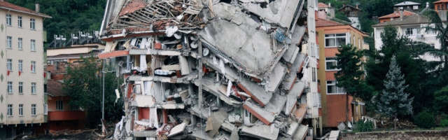 Бедствие в Турции: за пожарами — наводнения, почти 40 погибших