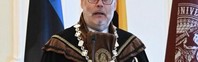 Президенту Карису вручили регалии почетного доктора Каунасского университета