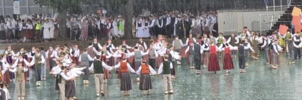 Настилали — веселились, танцевали — прослезились