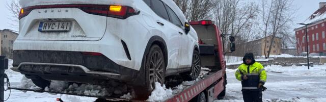 Мешавшие на этой неделе уборке нарвских парковок машины увезли эвакуаторы