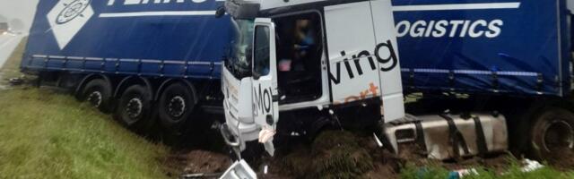 Водитель фуры из Эстонии попал в серьезное ДТП на трассе Via Baltica, он в больнице