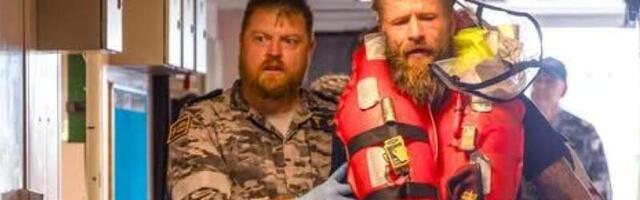 Австралийский военный корабль спас плывшего через океан литовца