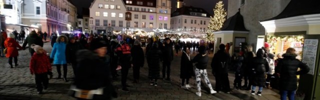 Что происходит? В разгар коронавируса в Старом Таллинне толпы людей