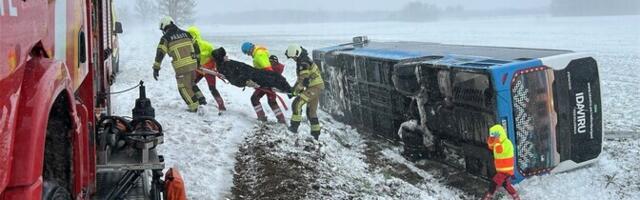 В Кохтла-Ярве рейсовый автобус съехал с дороги
