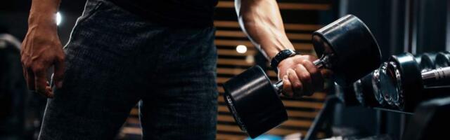 Топ-10 упражнений на предплечья с гантелями дома, в зале: для мужчин