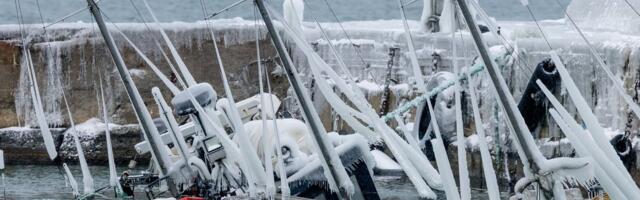 ФОТО | В Летной гавани под тяжестью льда затонули два судна. Владелец одного утверждает, что роковым стало отключение электричества