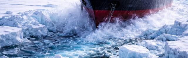 Российские ледоколы пришли на помощь грузовым судам в Финском заливе