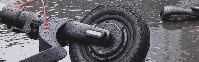 В Таллинне 13-летний мальчик на электросамокате въехал в столб