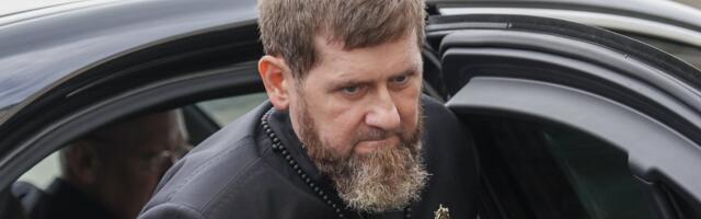 ВИДЕО | Лидер Чечни Рамзан Кадыров снова появился на публике, но теперь передвигается с тростью