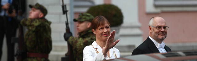 ФОТО: Кальюлайд передает Алару Карису должность президента Эстонии