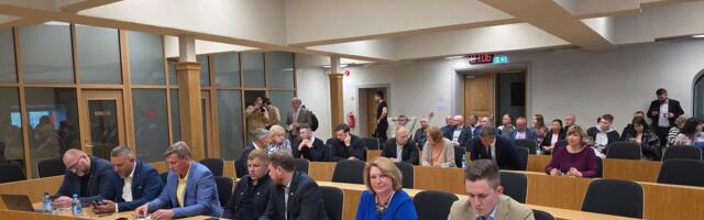 В Нарве началось спорное заседание горсобрания, 16 депутатов проголосовали за недоверие Стальнухину и выбрали новым председателем Урбо Ваарманна