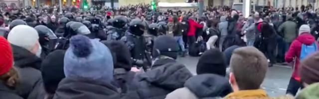 Питерская полиция извинилась перед женщиной, которую ударил в живот ОМОНовец