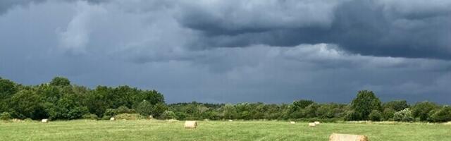 В ночь на субботу возможен град, днем пройдут сильные дожди и грозы