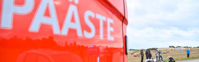 Автомобиль спасателей врезался в стену, 12-летние девочки на электросамокатах столкнулись с друг другом