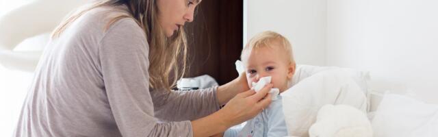 Первые шаги при насморке у малыша: аптекарь рассказывает, что делать