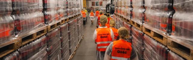 Роботы-помощники, разноцветные напитки и эко-рыбки. Delfi побывал на крупнейшем заводе Coca-Cola в Польше