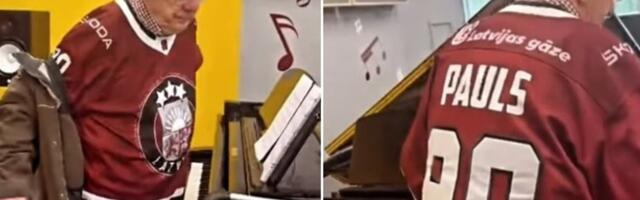 ВИДЕО | Раймонд Паулс пришел на репетицию в свитере сборной Латвии по хоккею