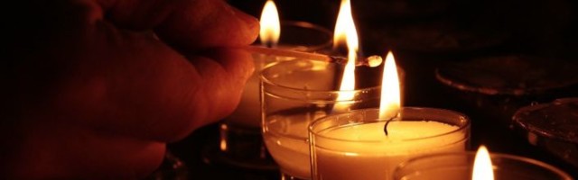 Таллинцы зажгли свечи у посольства РФ в знак скорби по трагедии в Казане