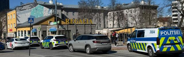 ФОТО | В центре Таллинна пьяный мужчина угрожал прохожим — его задержала полиция