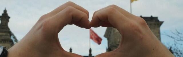 Правда ли, что 8 мая 2023 года над Рейхстагом в Берлине снова водрузили красное Знамя Победы?