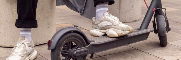 В этом году в авариях пострадали 122 водителя электросамокатов