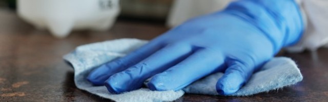 Ученые назвали вероятность заражения COVID-19 через поверхности очень низкой