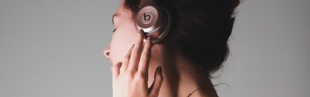 Врач: постоянное использование наушников делает мозг ленивым