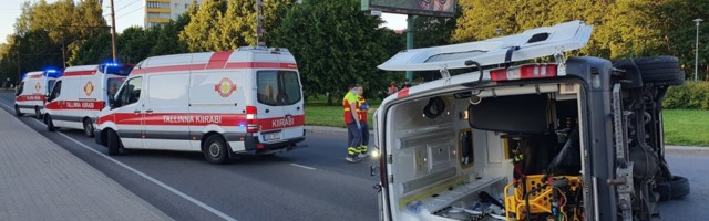ФОТО | В Таллинне в результате ДТП пострадала машина скорой помощи