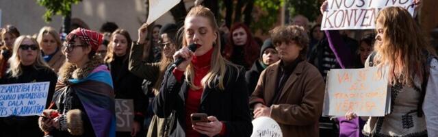 Сотни людей протестовали против возможного выхода Латвии из Стамбульской конвенции