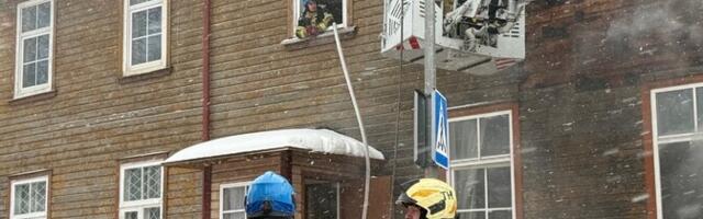 На улице Ситси в Пыхья-Таллинне произошел пожар в деревянном многоквартирном доме