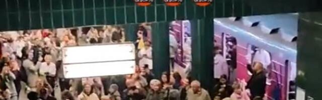 Правдиво ли это видео, на котором киевляне во время обстрела призывают Зеленского спуститься из бункера в метро?