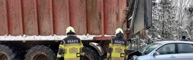 ДТП в Тойла: легковой автомобиль врезался в трактор, водитель в больнице