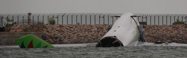 В Гонконге грузовой самолет съехал в море и развалился на две части, погибли два человека