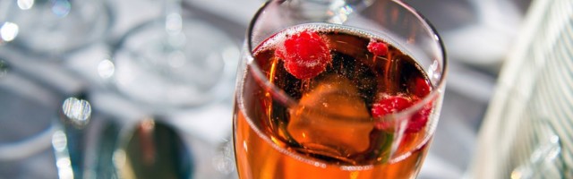 «Кир Рояль»: рецепт легкого коктейля из шампанского