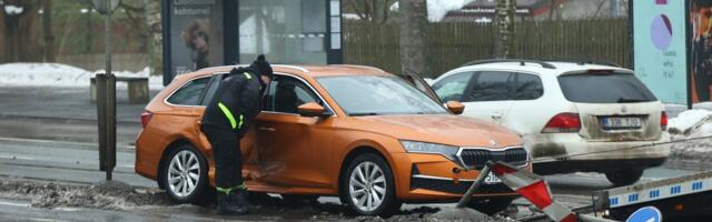 ФОТО | В Таллинне столкнулись три автомобиля, два человека — в тяжелом состоянии