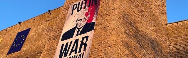 ФОТО: в Нарве вновь установили плакат "Путин - военный преступник"