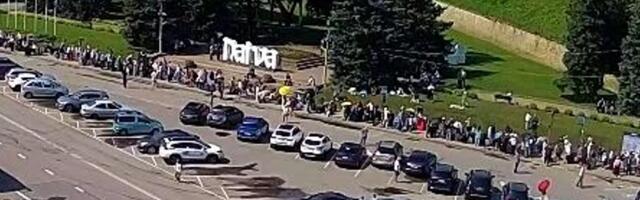 Горячее время: на границе в Нарве снова длинная очередь, люди стоят со вчерашнего дня