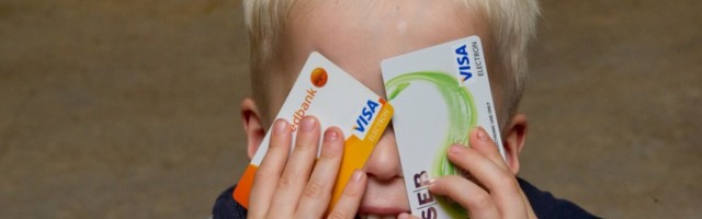 В Эстонии дети начинают пользоваться банковскими карточками раньше, чем в других странах Балтии