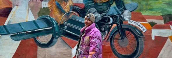 ФОТО | В Нарве почти готов мурал, на котором Старая Нарва дополнится мотоциклами будущего