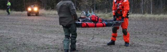 Вертолет Департамента полиции и погранохраны нашел упавшего в лесу 82-летнего велосипедиста