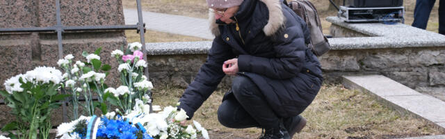 ФОТО | 75 лет назад, но по-прежнему кровоточит… В Нарве почтили память жертв мартовской депортации