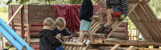 ФОТО: во дворе Эстонского национального музея открылось игровое пространство из разного хлама