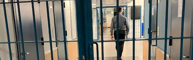 Число заключенных продолжает снижаться